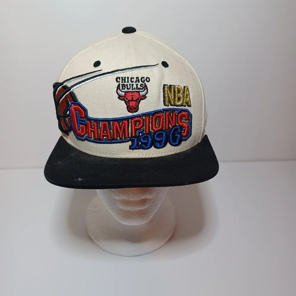 Mitchell & Ness CHICAGO BULLS 1996 NBA Champions Retro Snapback Cap Hat has yell